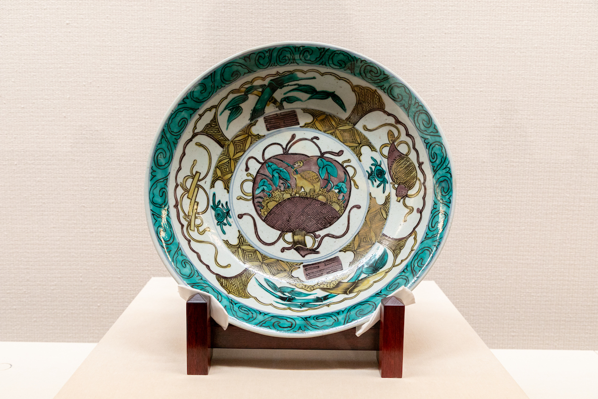 ≪色絵宝尽鷺文平鉢（いろえたからづくしさぎもんひらばち）≫（古九谷）