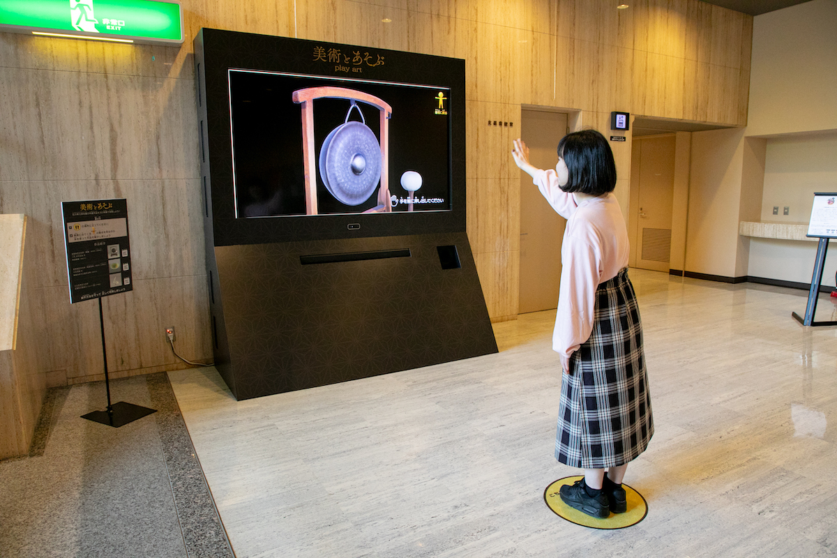 1階にある「美術とあそぶ」にて、ドラを鳴らしている様子