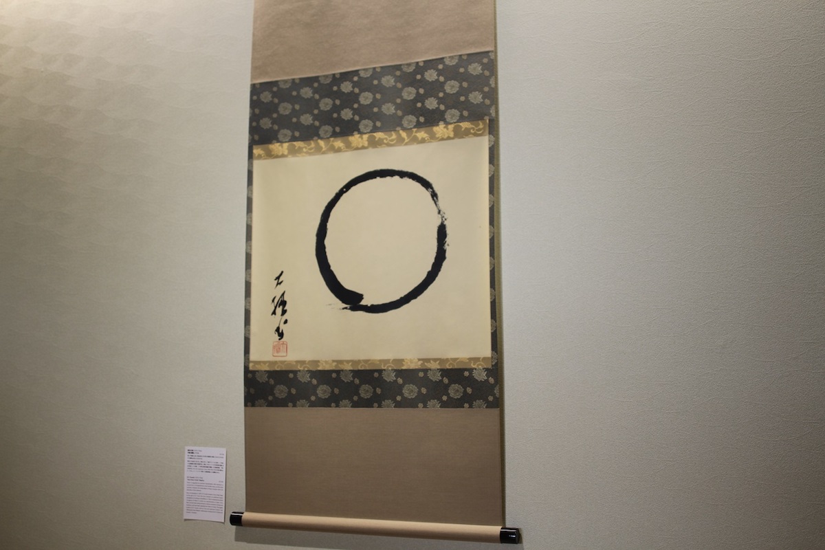 壁には禅画のひとつ「一円相」の掛け軸