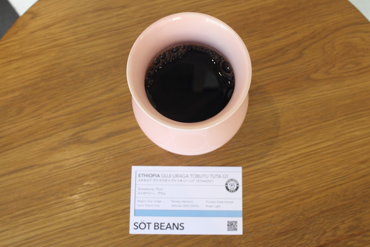 コーヒーのフレーバーが広がるカップで香りも楽しんで