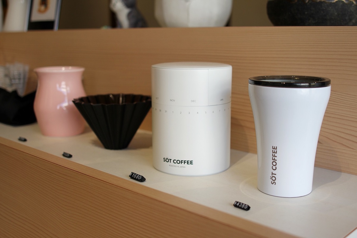 カップやタンブラーなどオリジナルグッズも販売中