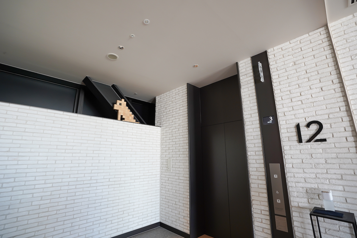 ホテル内では大きいものから客室の小物まで「隠れハチ公」探しも