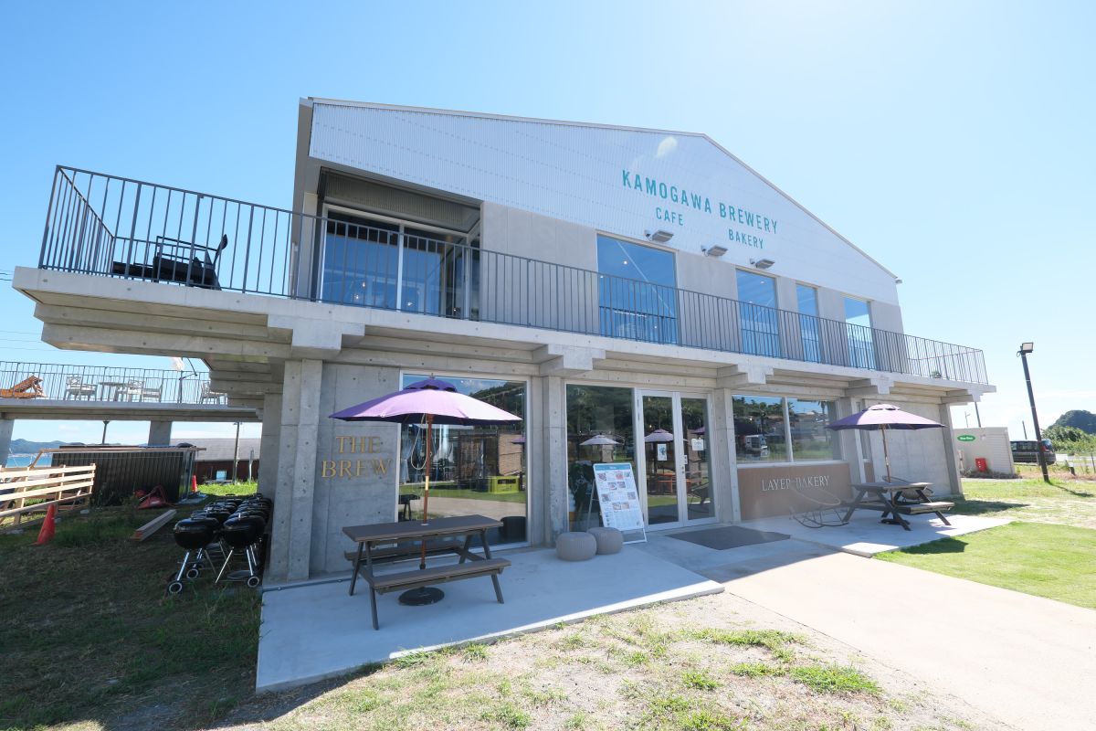 「KAMOGAWA BREWERY」と「LAYER BAKERY」が入っている2階建ての建物
