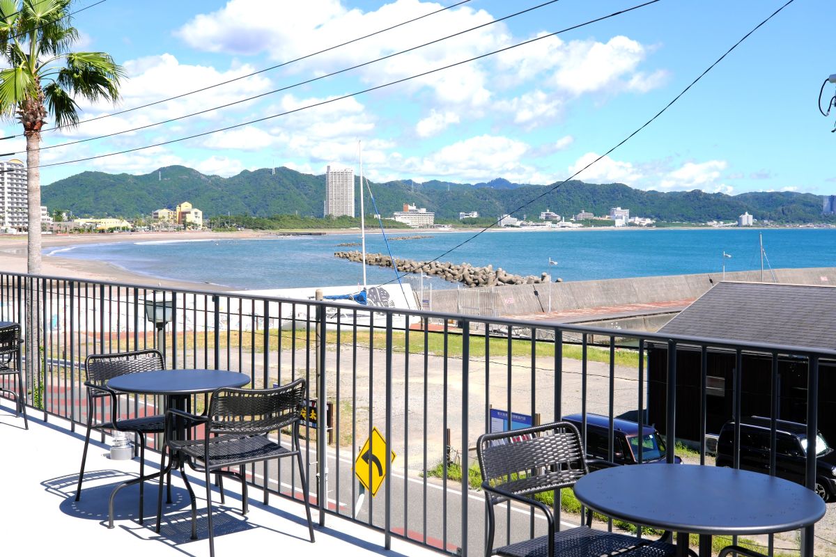 鴨川の海を一望できるテラス席