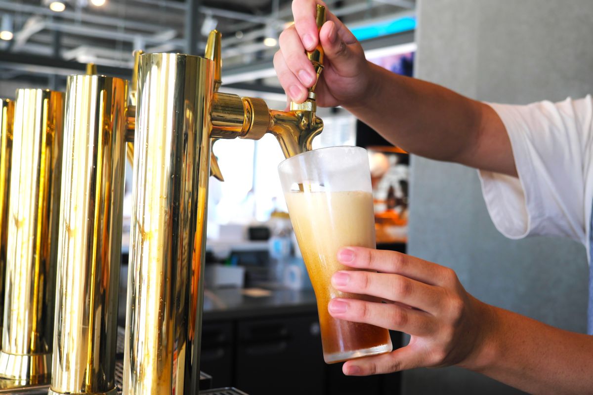 サーバーからフレッシュなクラフトビールが注がれる