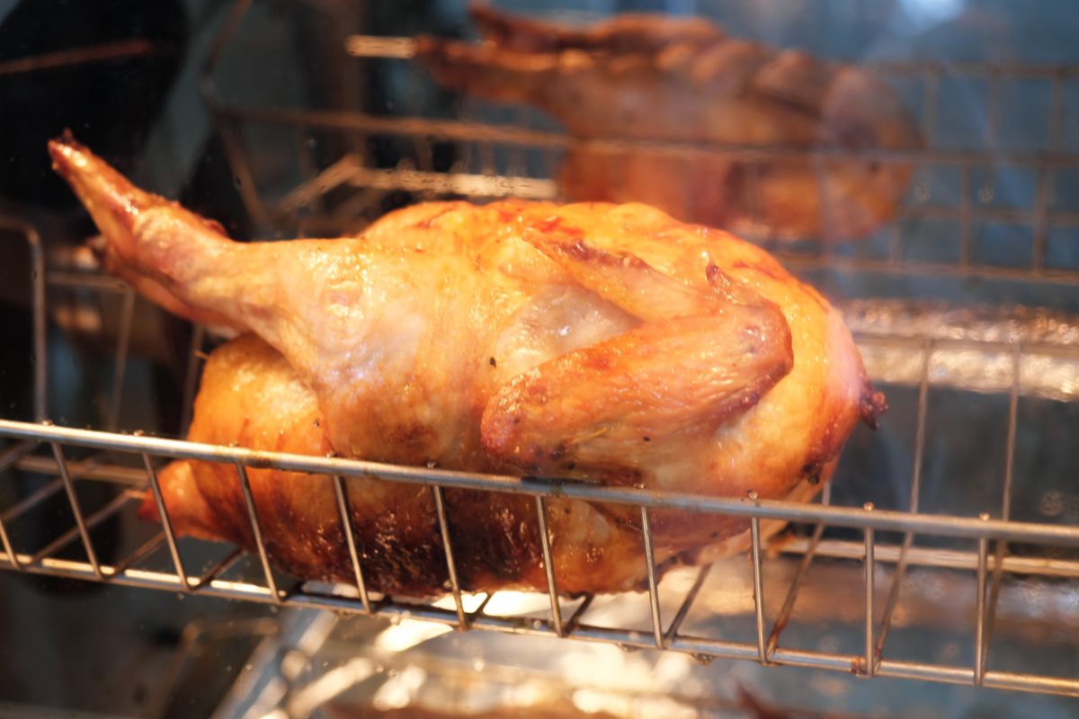 店頭で焼かれるロティサリーチキン1320円～