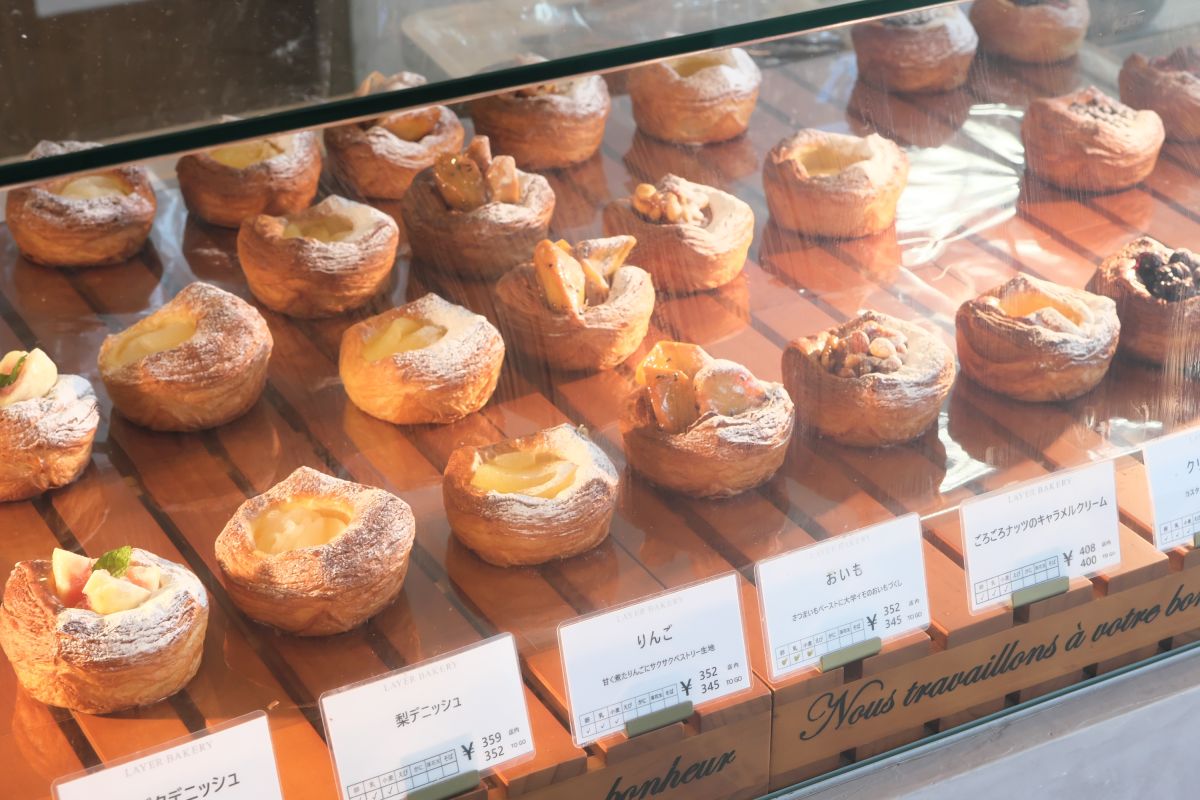 ショーケースに焼きたてのパンが並ぶ