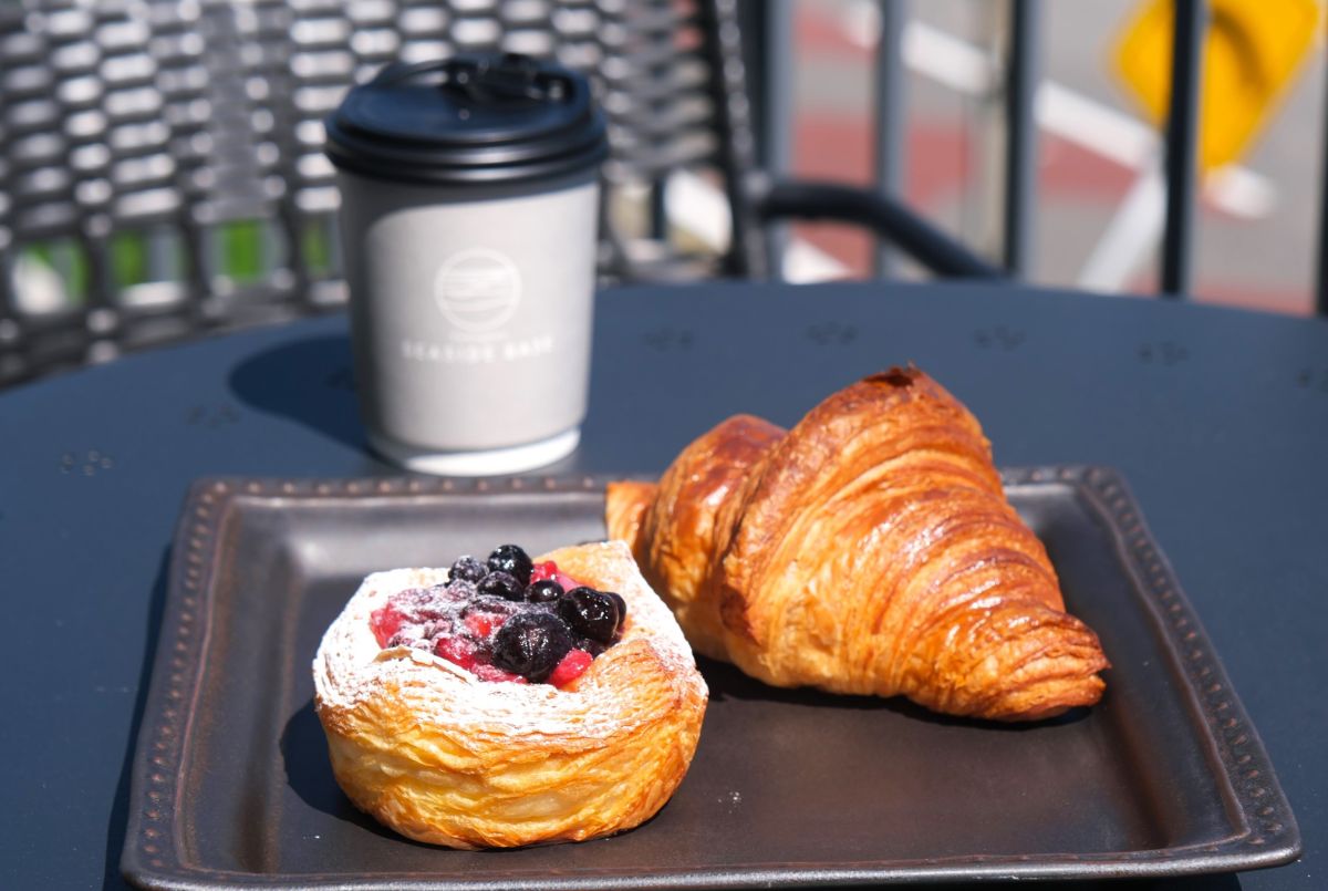 左からミックスベリー352円、クロワッサン253円。ブレンドコーヒー440円などのドリンクも豊富（いずれもイートインの値段）