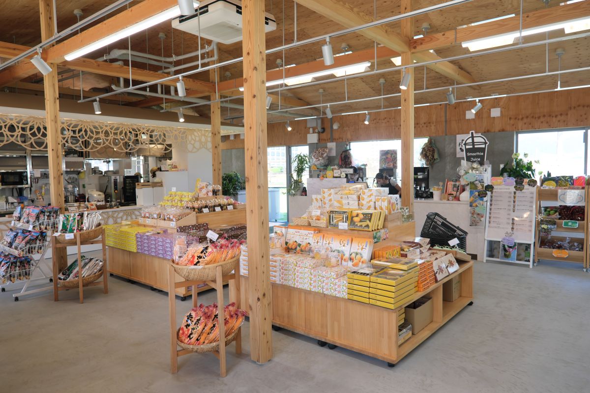 ゆったりとしたスペースにさまざまなアイテムが並ぶ