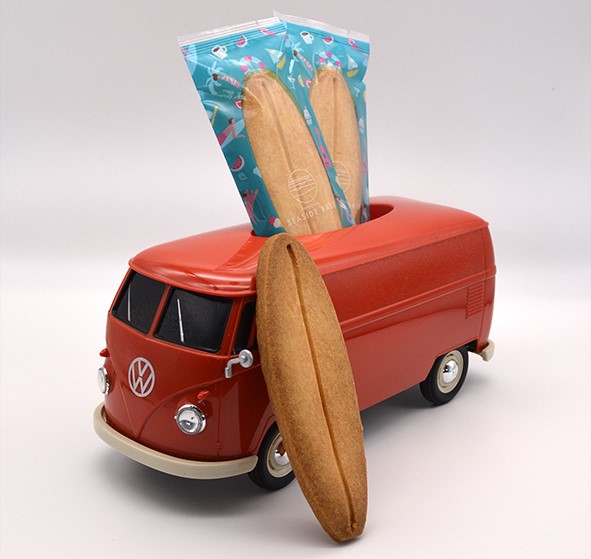 ロングボードをかたどった「ボードサブレ」1枚370円