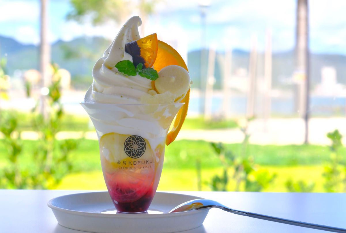 8種類のスイーツを使ったシトラスパフェグリップ990円（イートイン）