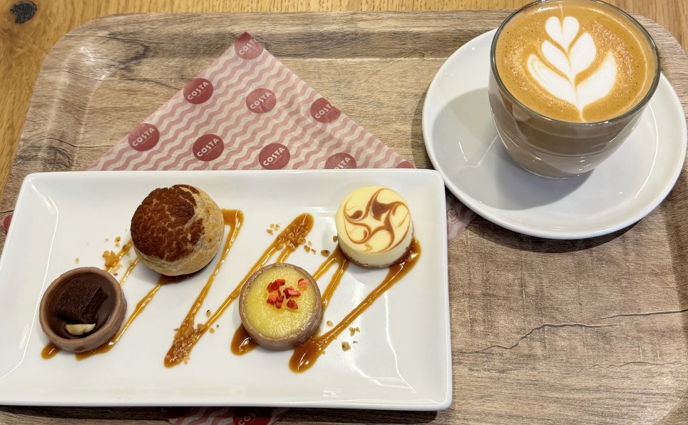 （左から）「デザートプレート」1280円、「コルタード」470円