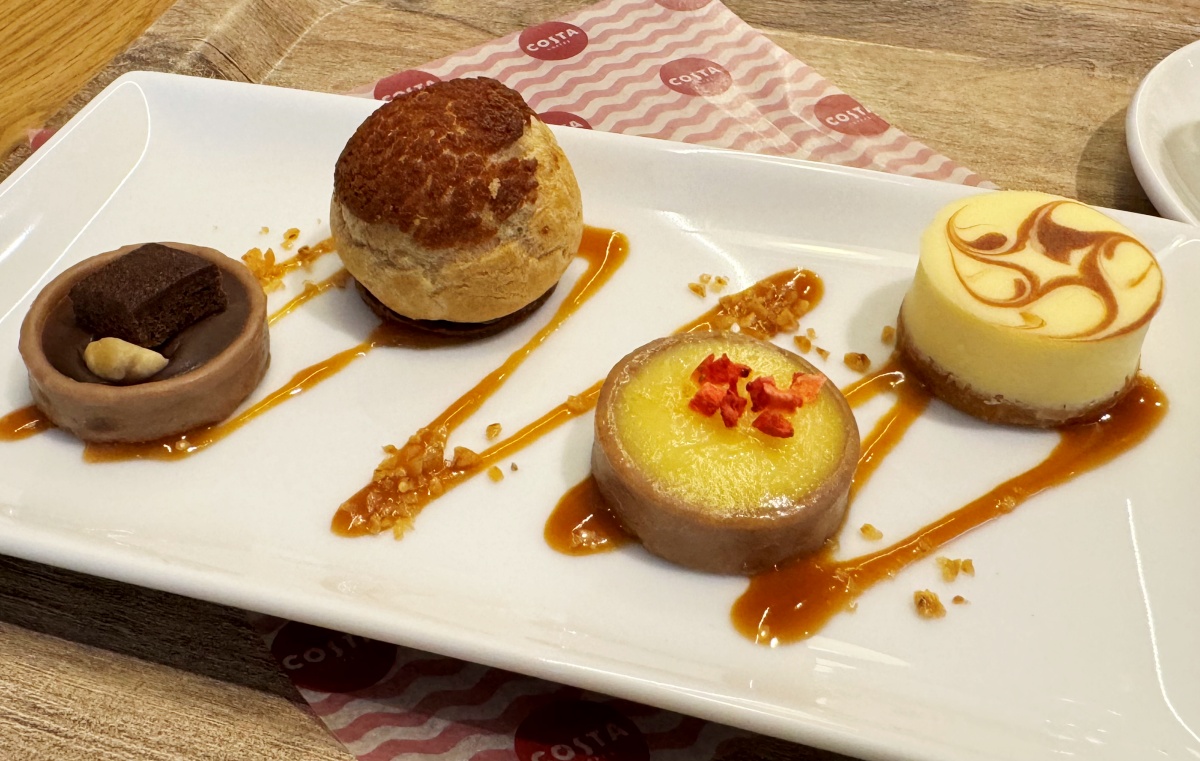 （左から）「タルトパッションチョコレートプラリネ」、「プチシュークロカンダブルチョコレート」、「タルトパッションレモン」、「プチチーズケーキマーブル」