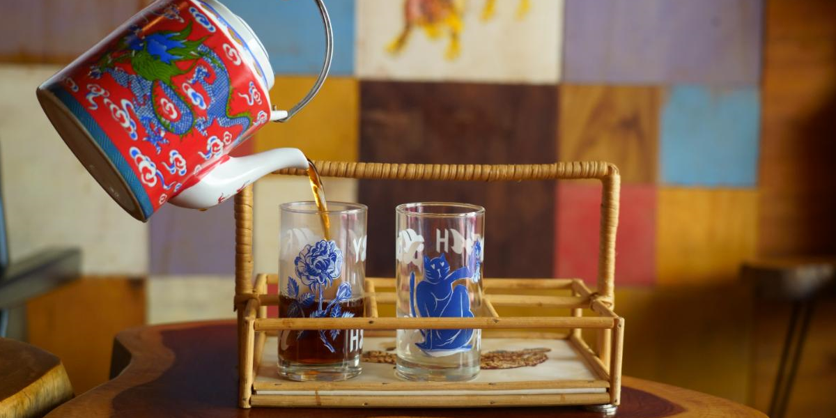 タイティーを注ぐ