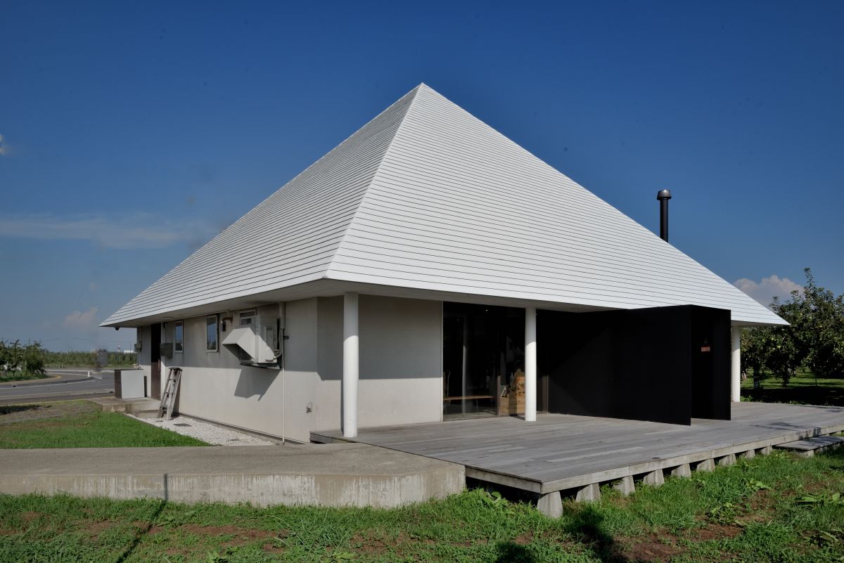 白い三角屋根が目印の工房