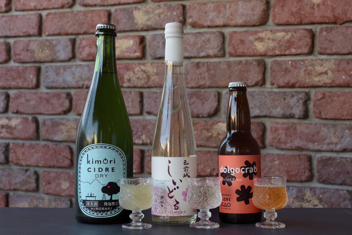 左から、kimoriCIDRE DRY 1903円（750ml）、弘前城しいどる クリア1848円（500ml）、dolgocrab Limited Brew770円（330ml）