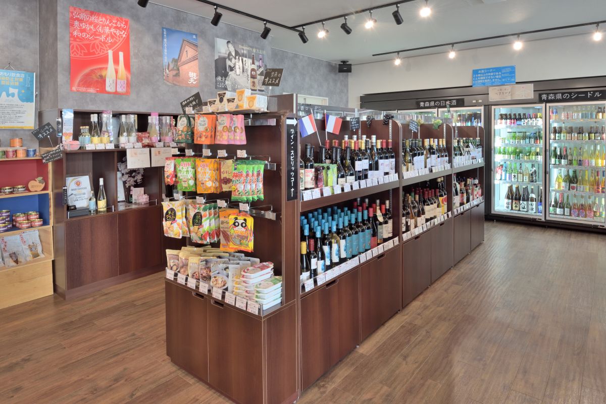 角打ちで食べられるおつまみも販売。少量から購入できる「量り売り」サービスもある