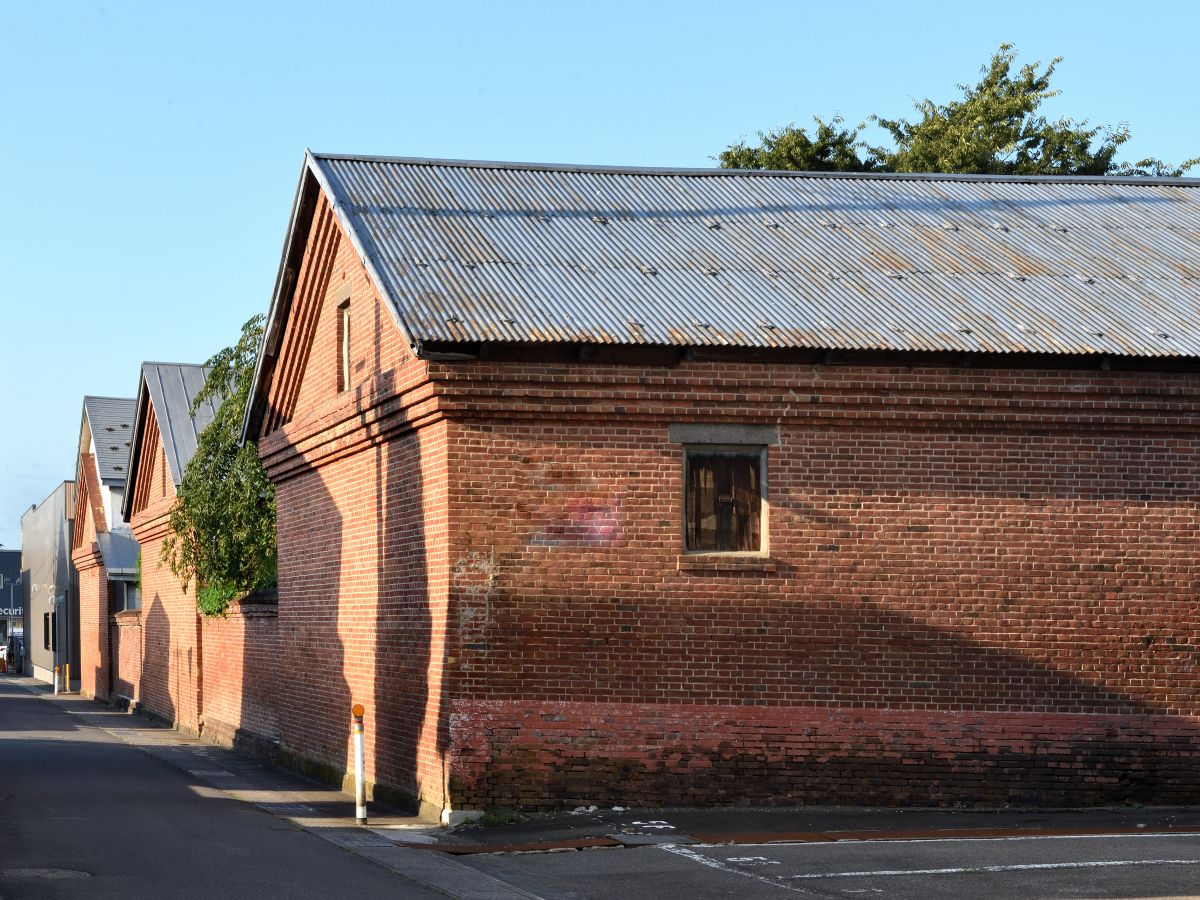 1918年酒蔵として建てられ、今は倉庫として利用