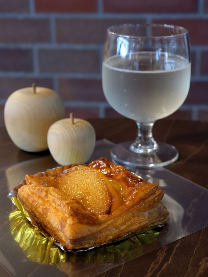 生シードル1杯500円（150ml）、オリジナルアップルパイ400円