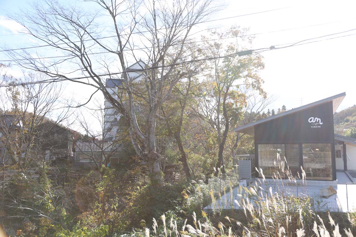 旅館街から近く、人気の景観スポットの目の前に店が立つ