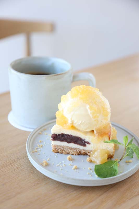 「あんチーズケーキ」800円、「ドリップコーヒー」単品450円（スイーツとのセットで50円引き）