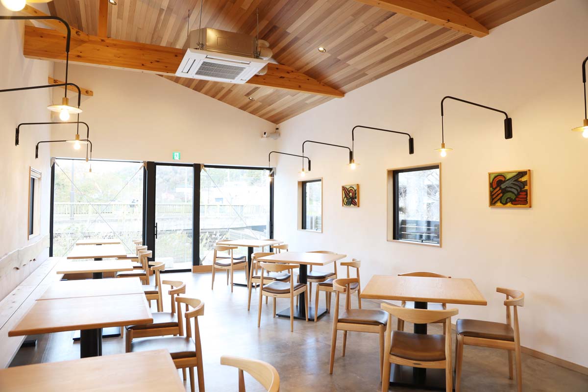 開放的な店内のテーブル席のほか、ワンちゃん連れもOKなテラス席もある