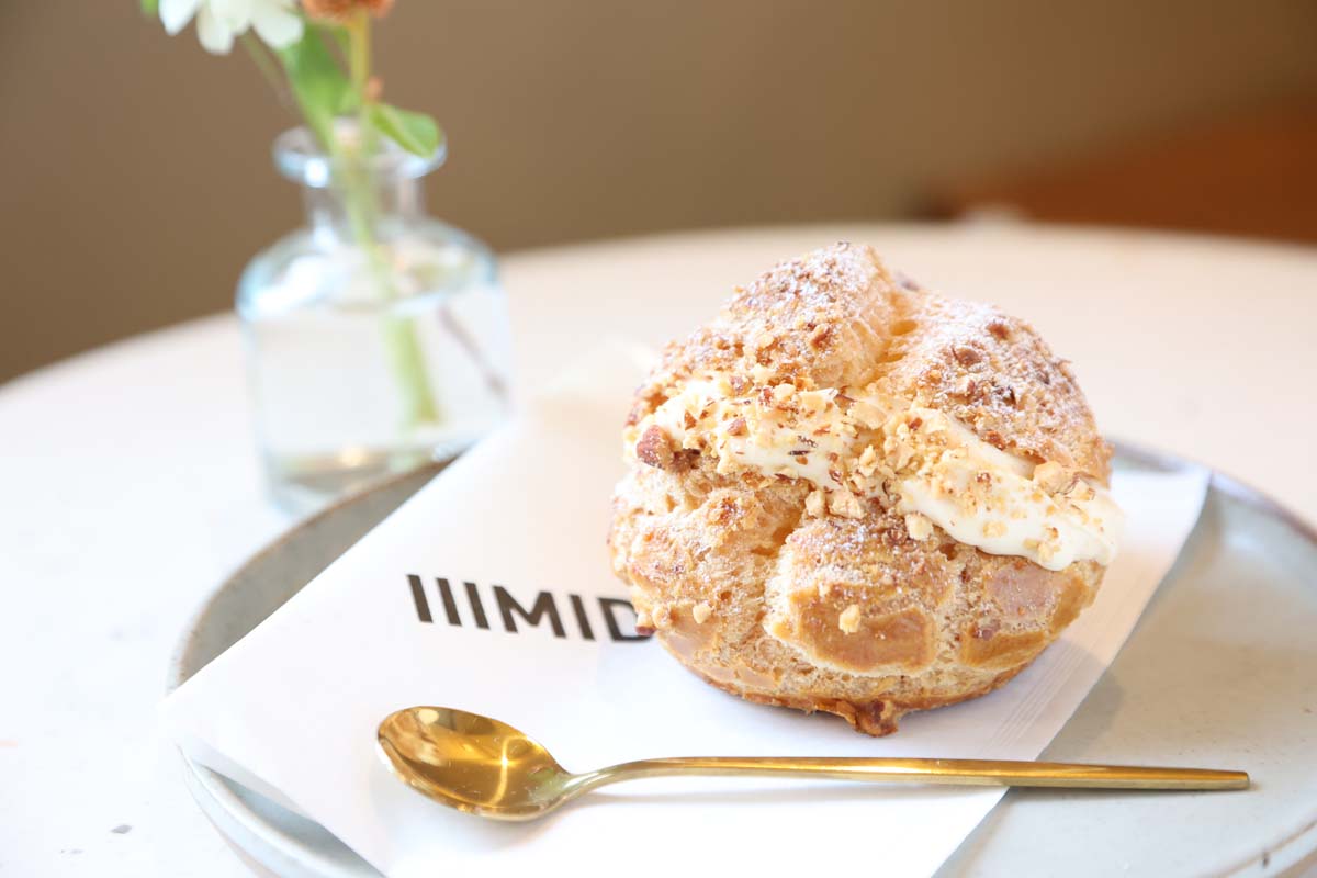 「シュークリーム」450円。濃厚なカスタードにアーモンドをトッピング。コーヒーとよく合う味わい