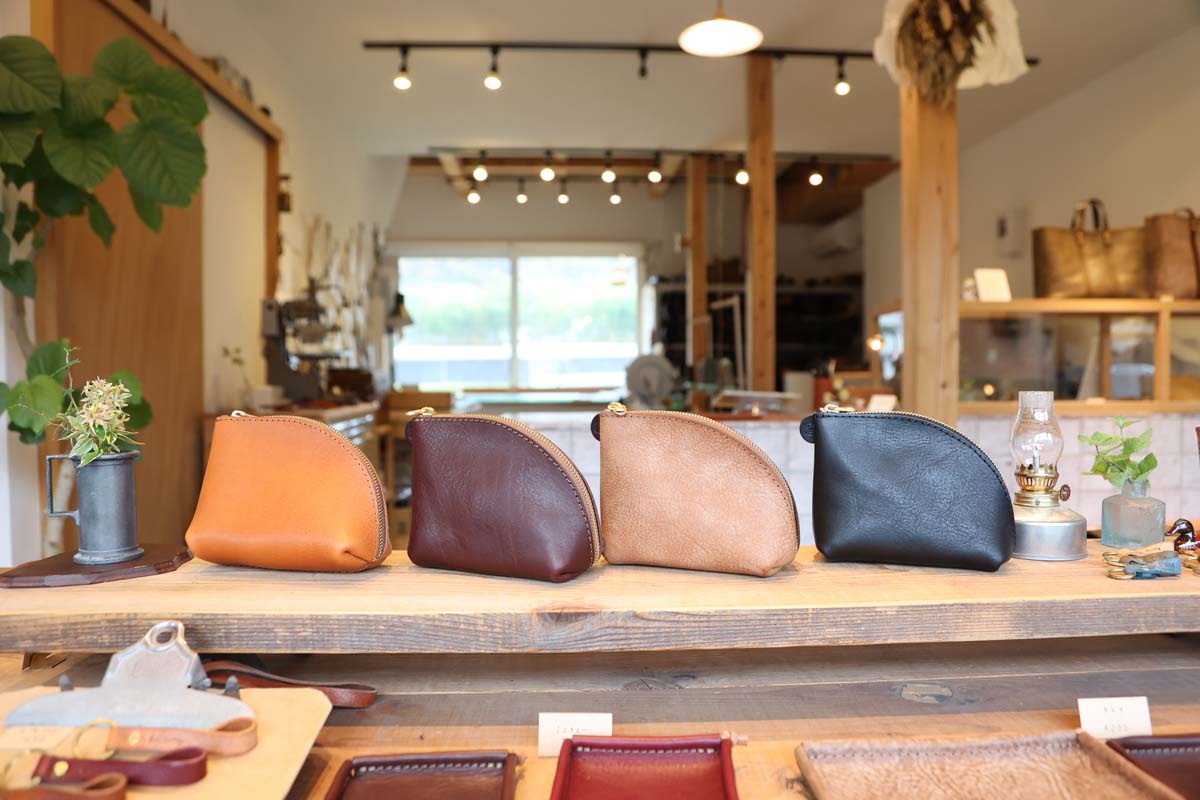 人気の「ひよこポーチ」6600円。革の色はオーダーすることもできる