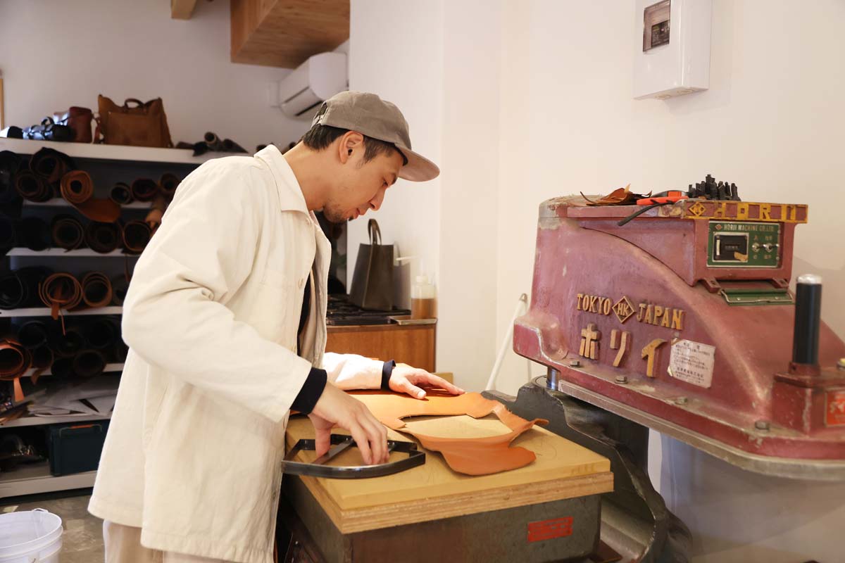 ショップの奥に構える工房で日々作品を作りつづける庄子さん