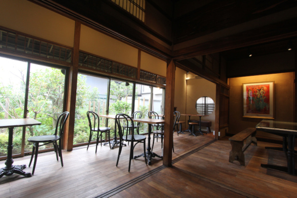 古材や古建具を再利用したテーブルが並ぶ