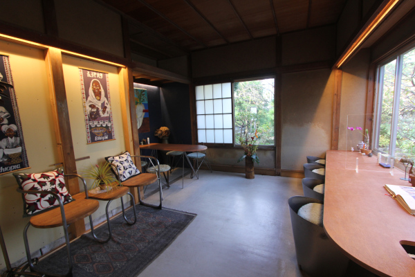 アート作品が飾られ空間ごとに趣が異なる店内