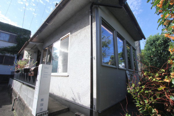 築60年の建物。入口はお寺の横の路地から