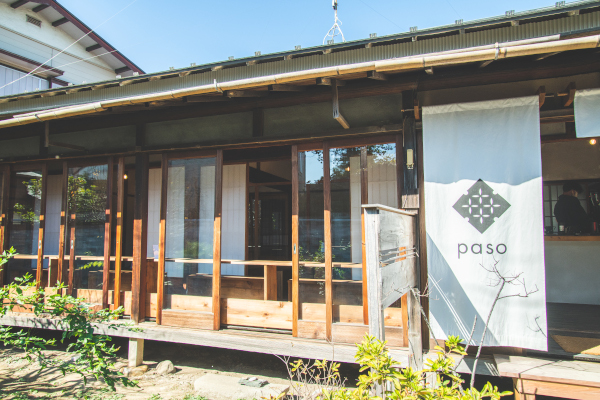 庭に面した縁側のカウンターが特等席