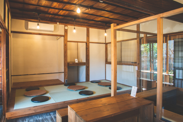 ゆったりくつろぐなら畳敷きの席も