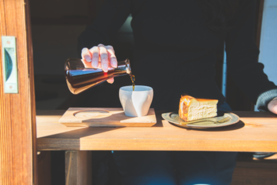 ハンドドリップコーヒー820円～、バスクチーズケーキ650円