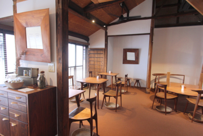 テーブルや椅子はハンドメイドファニチャーのKOMA製