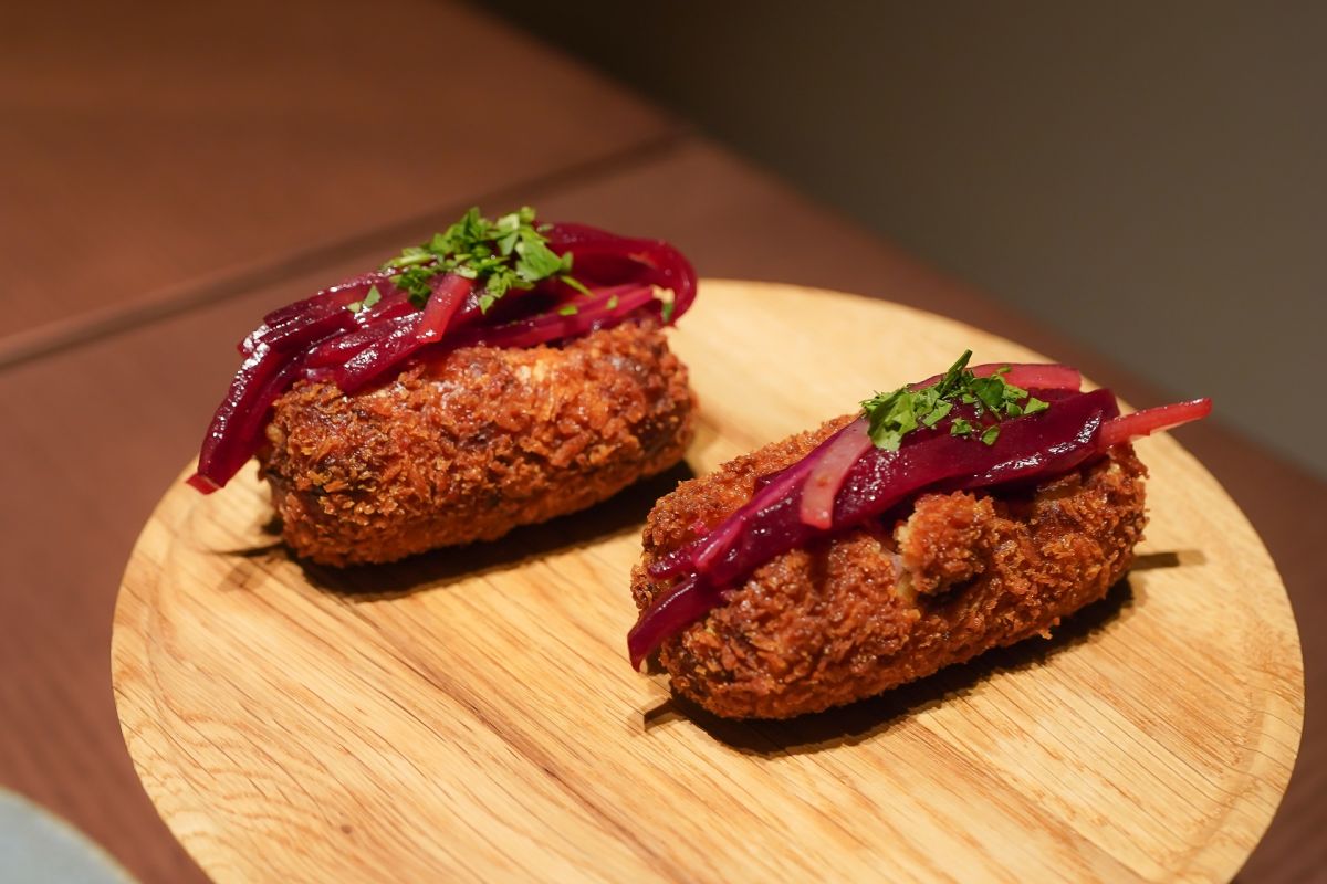 「サツマイモコロッケ　スモークチーズ　ビートルート　柚子胡椒」880円