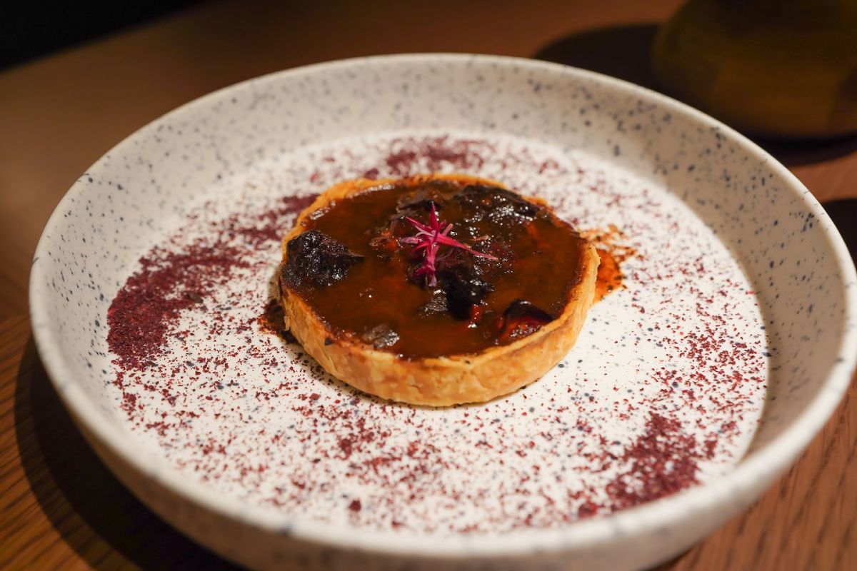 「ラムパイ　赤ピーマン　デーツ　ザジキ」2310円