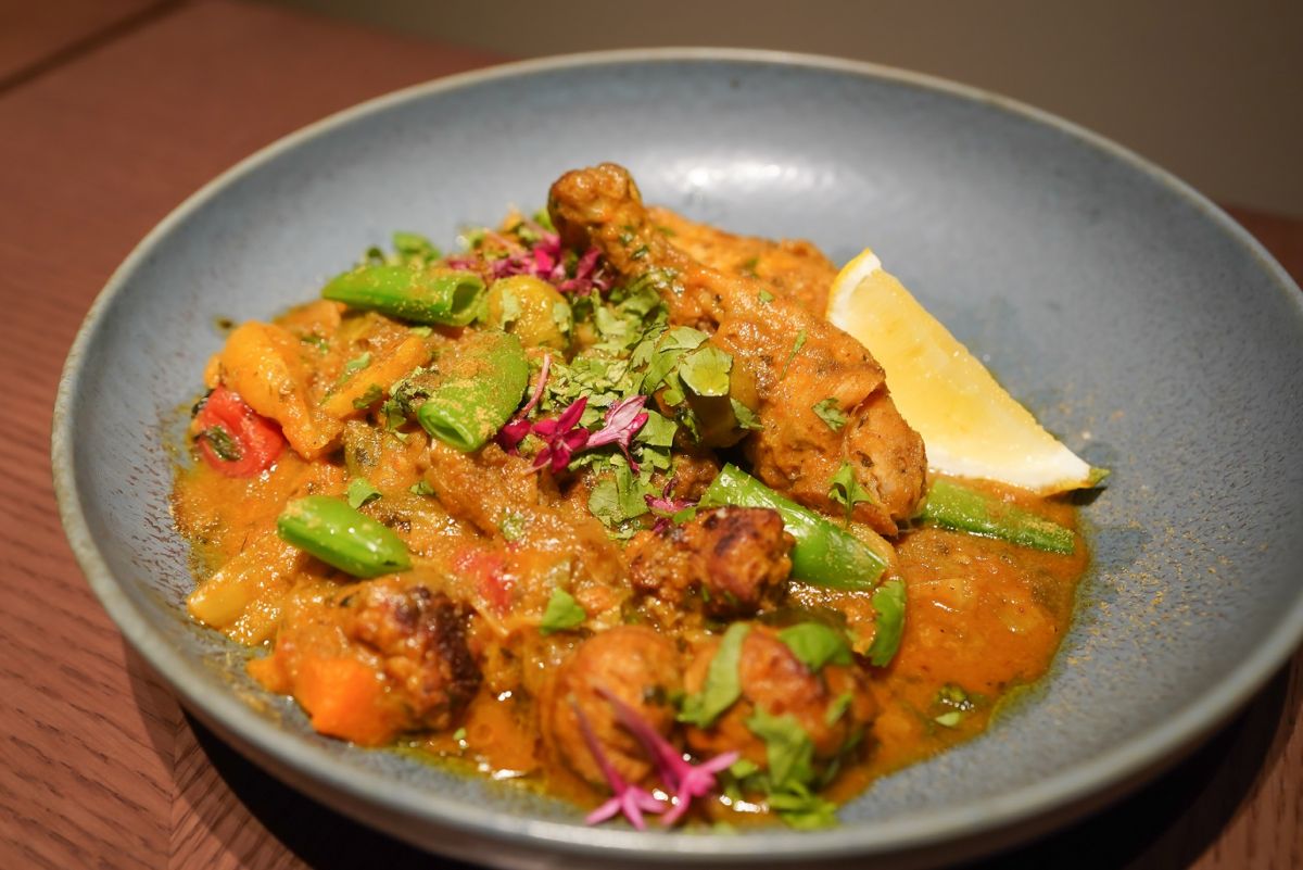 「チキンとサルシッチャのタジン　ハリッサソース」3080円