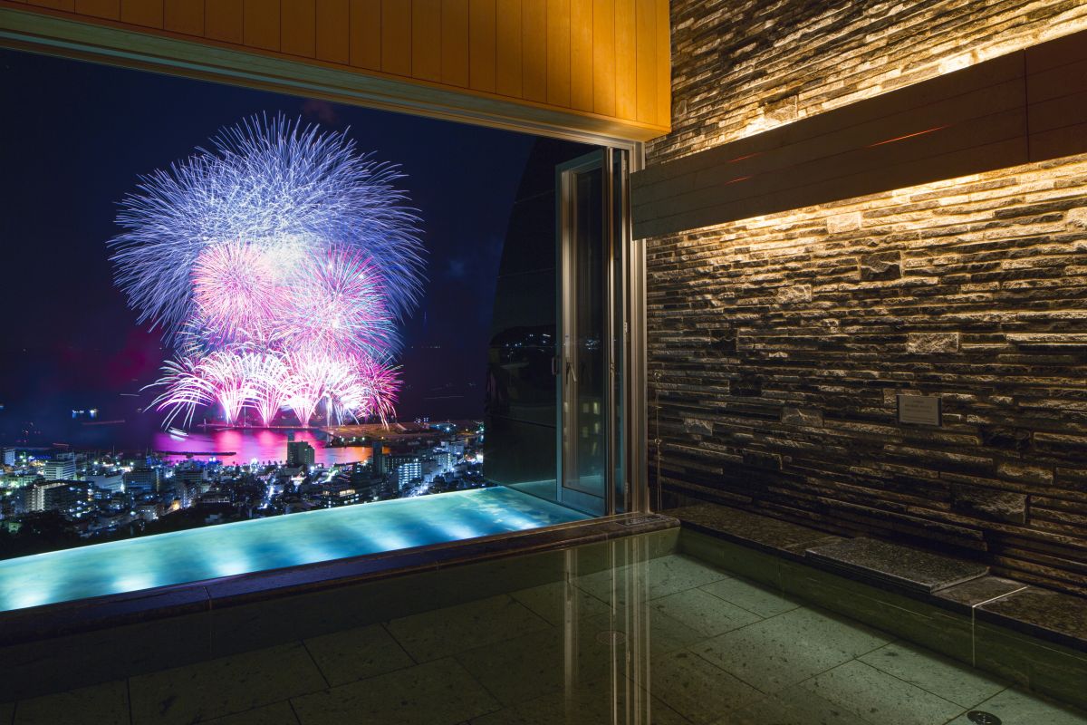 花火大会開催時には大浴場からも花火が見られる