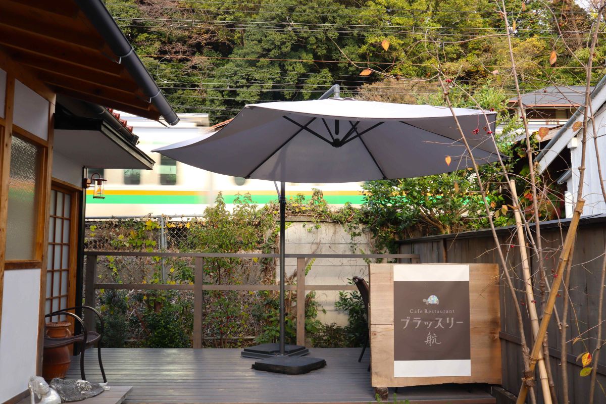 線路沿いにあり、JRの電車が見える