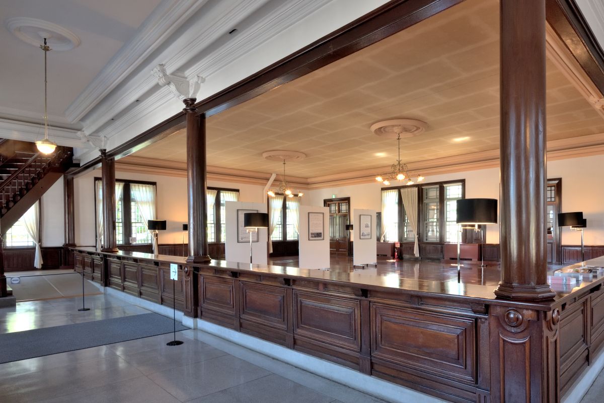 1階　今も残るカウンター、柱と柱の間は一枚板で青森県産のけやきを使用