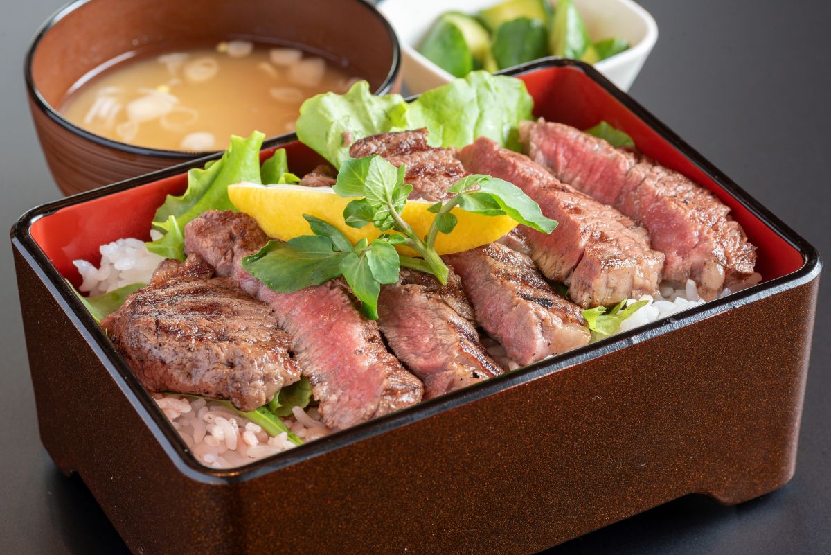 ステーキ重　2600円