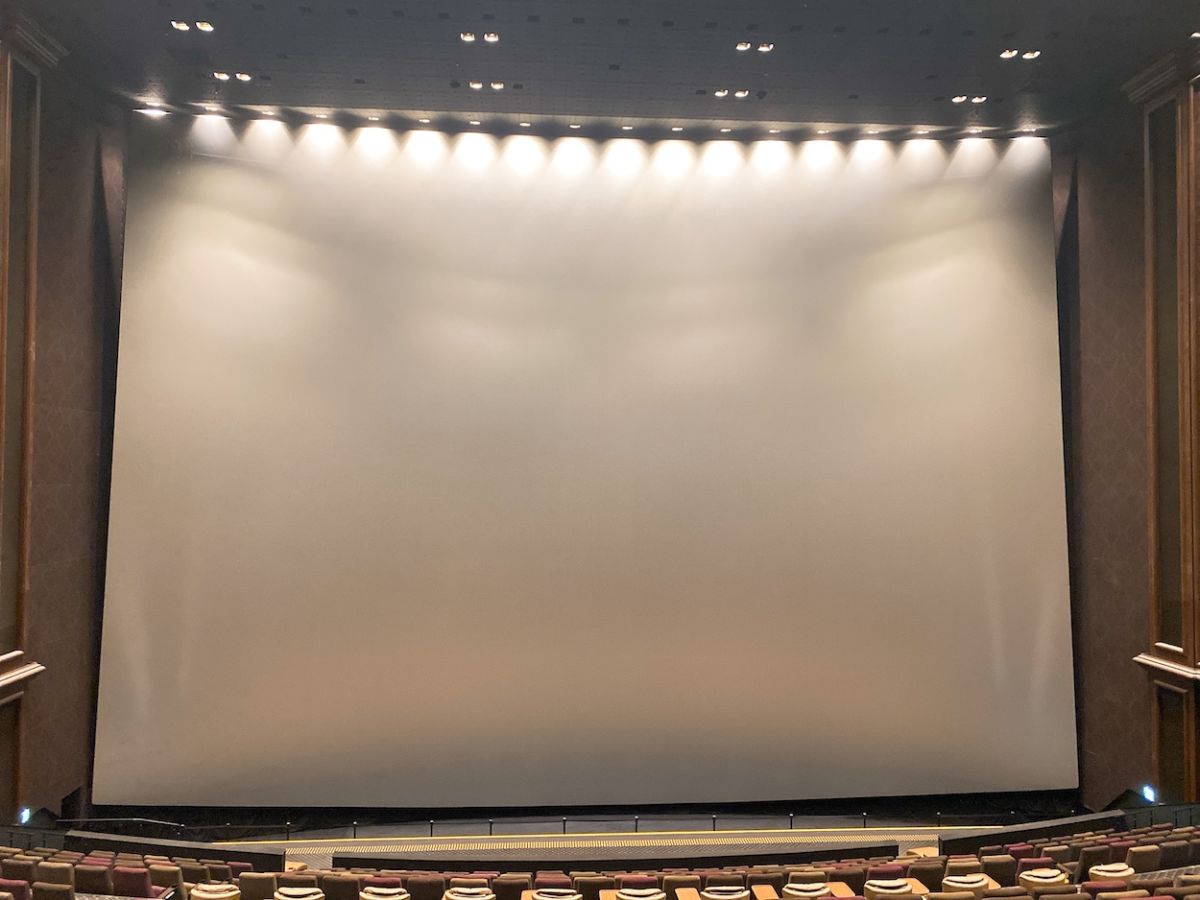 スクリーンの高さはビル6階相当