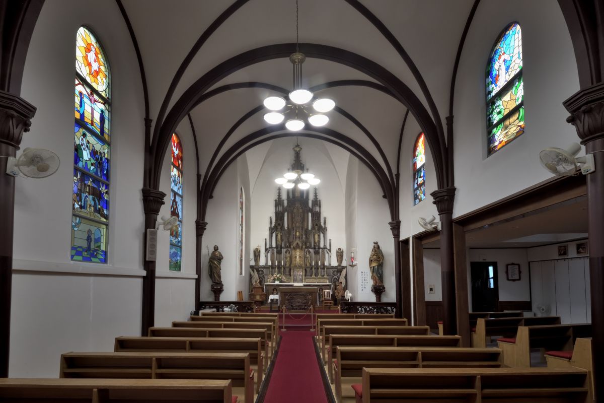 美しいステンドグラスで暖かい気持ちに