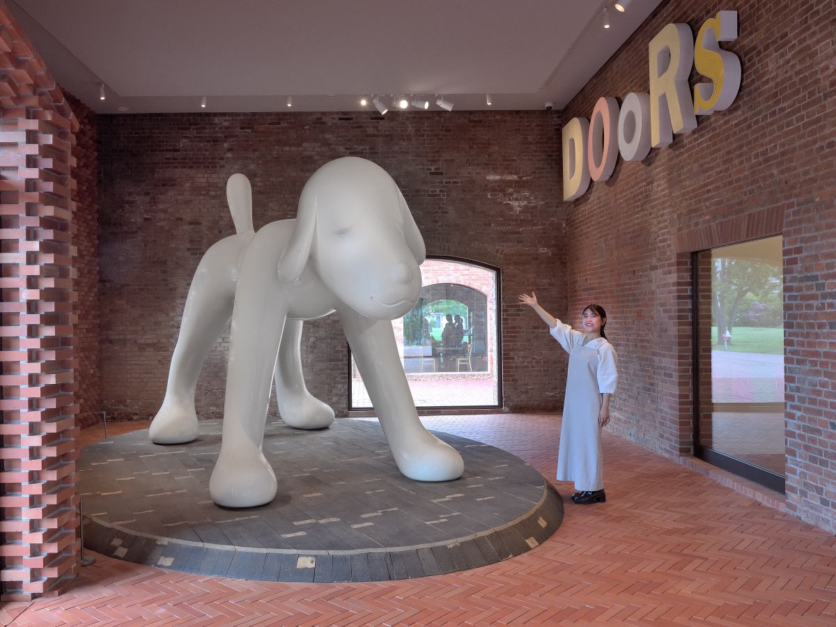 奈良美智 ≪A to Z Memorial Dog≫ 2007年 ©Yoshitomo Nara