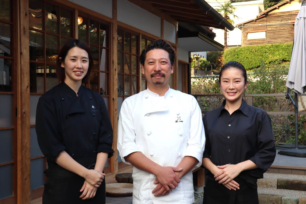 オーナーの橋本航季さん(中)とスタッフの皆さん