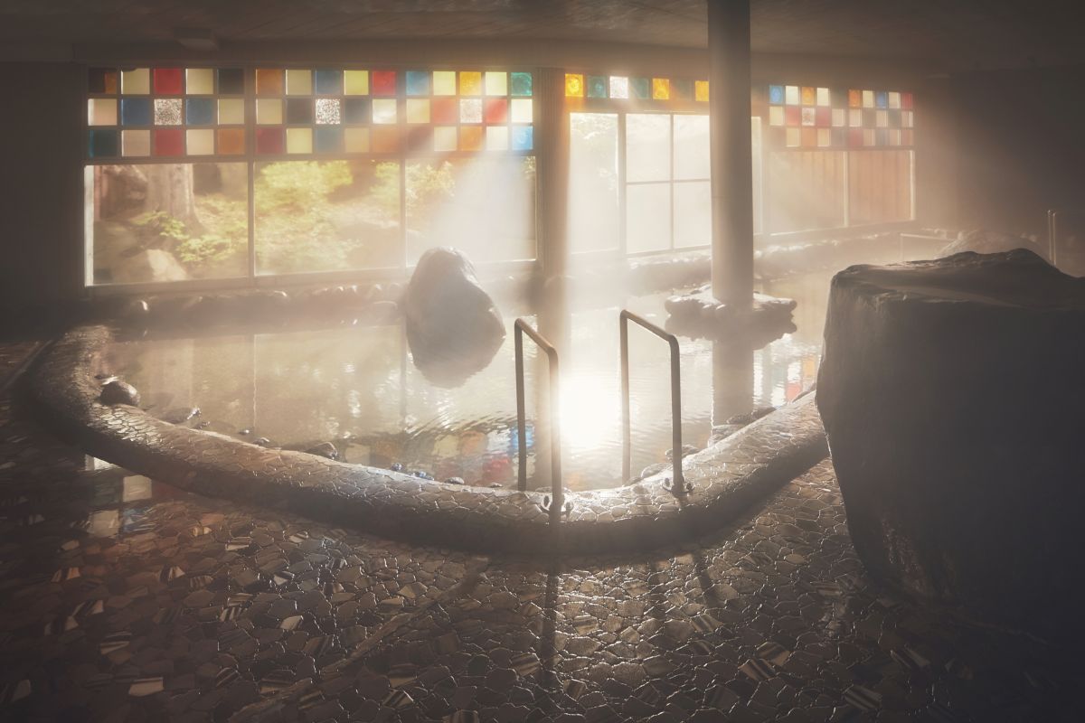 青森の伝統工芸品「津軽びいどろ」を設え昭和レトロな雰囲気が漂う元湯