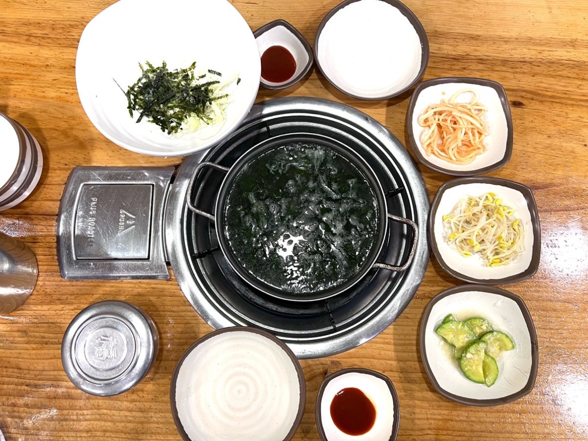 料理をオーダーすると出てくる基本テーブルセッティングはこちら。