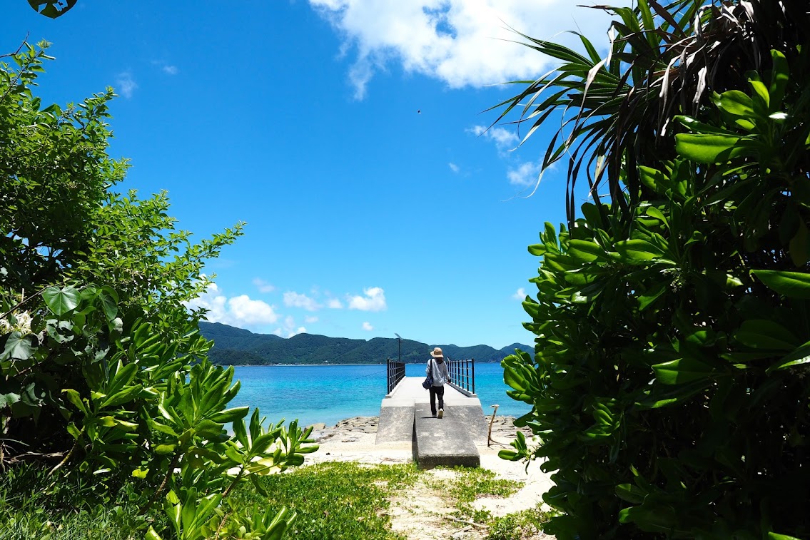 さな桟橋から眺める青い海と広がる空の風景に心が癒される